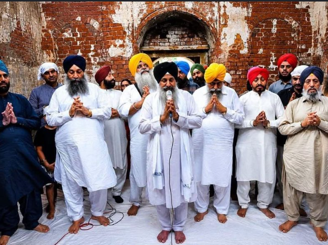 Historic Lahore Gurdwara Reopens to Sikhs After 77 Years, Marking an Emotional Return Sikh worshippers offering prayers at the reopened historic Gurdwara Chhatti Patshahi in Lahore after 77 years.