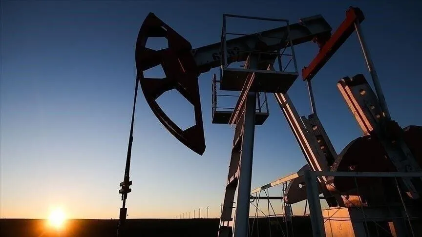 Oil pump jack operating against the backdrop of fluctuating global oil prices amid US-Iran diplomatic talks.