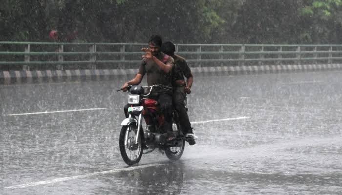 Dark monsoon clouds bringing heavy rainfall over Islamabad as Pakistan issues nationwide weather alerts.