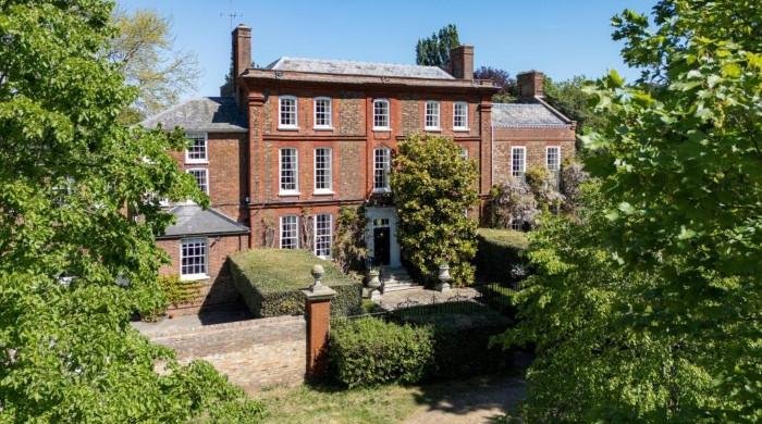 Imran Khan and Jemima’s Historic UK Mansion Hits the Market for £25 Million Imran Khan