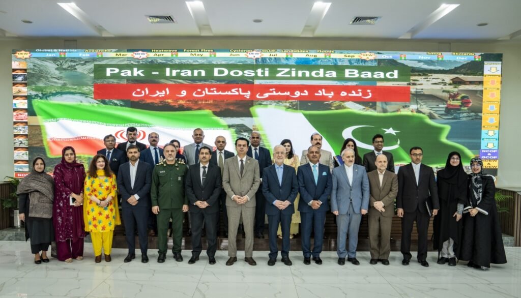 Iranian Interior Minister Eskandar Momeni visits Pakistan's National Emergencies Operation Center with NDMA officials.