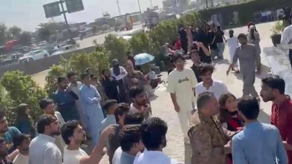 سرحد یونیورسٹی اسلام آباد کیمپس میں طلباکے احتجاج کے دوران مبینہ مداخلت،پاک فوج نے افسر کو تحویل میں لے لیا، تحقیقات کا آغاز سرحد یونیورسٹی