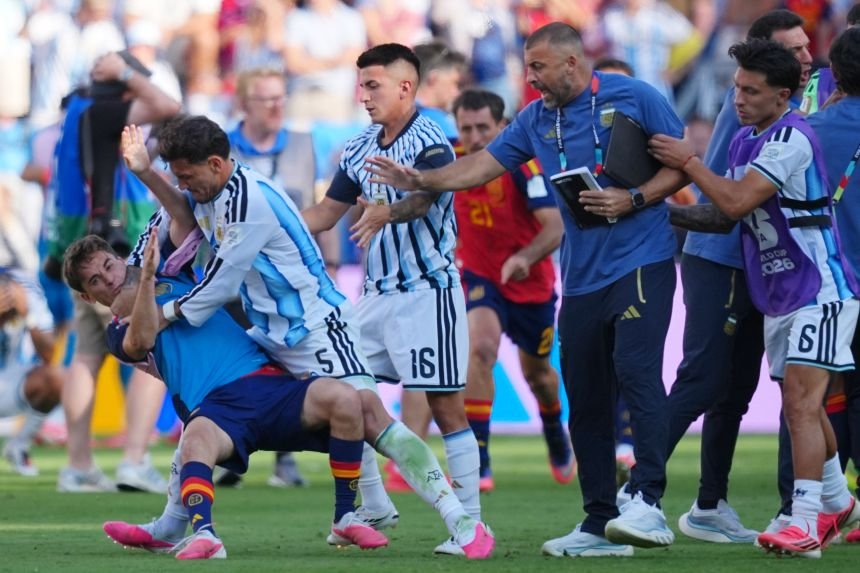 Leandro Paredes and Argentina players during the 2026 World Cup final against Spain