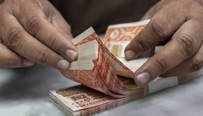 Federal government employees receiving revised minimum salary of Rs. 40,700