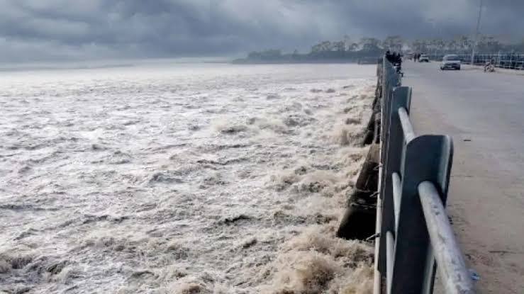 Rain clouds over Pakistan as low-level flooding persists along the Indus River