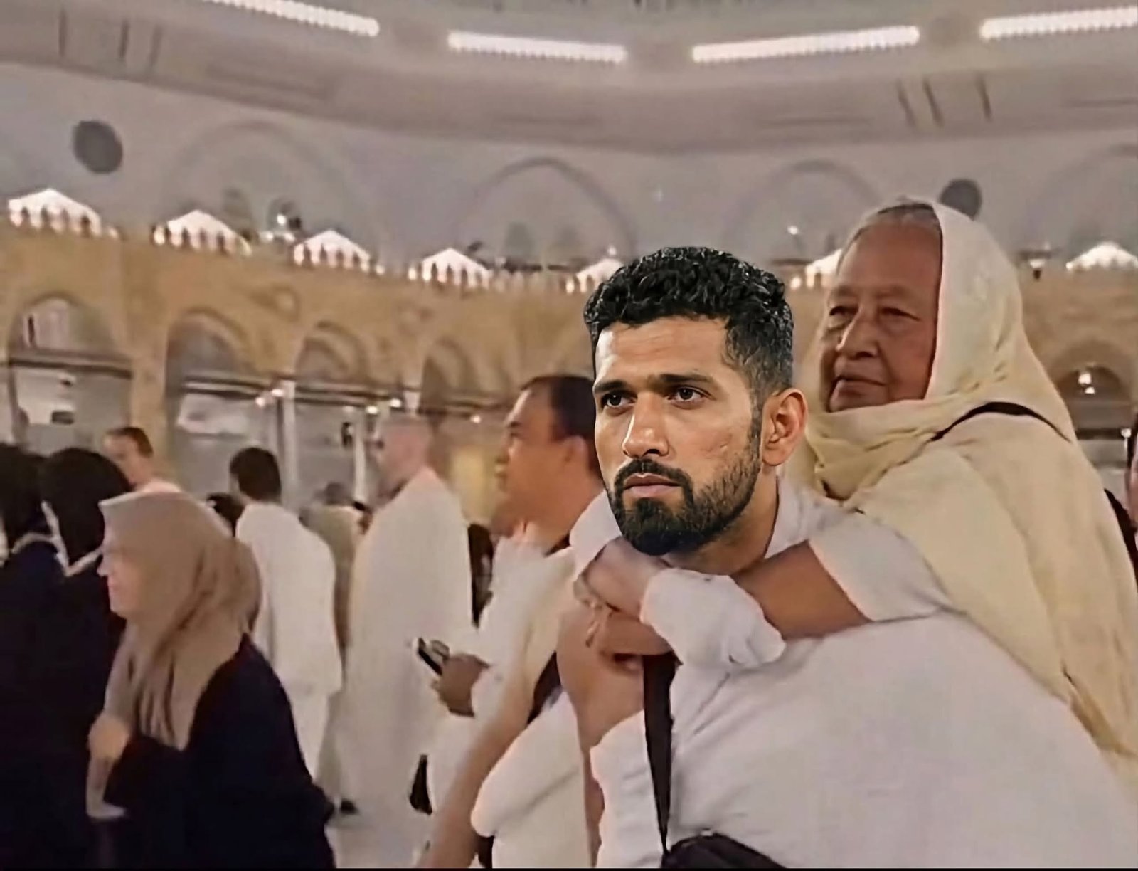 Sikandar Raza carries his mother during Tawaf in Makkah