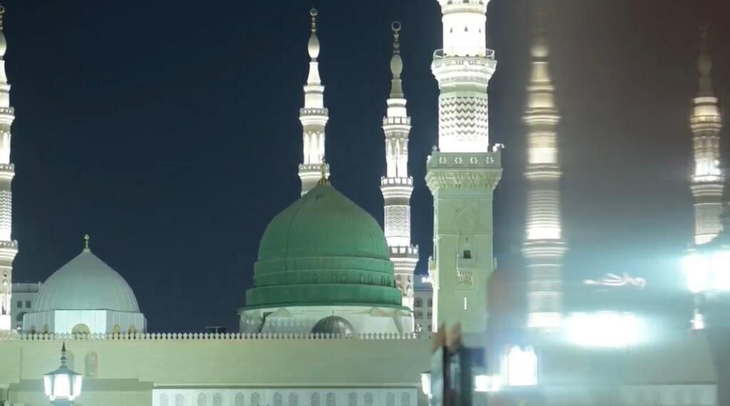 PM Shehbaz Sharif Reaches Madinah, Offers Prayers at Masjid-e-Nabawi ﷺ Prime Minister Shehbaz Sharif visits Masjid-e-Nabawi ﷺ in Madinah