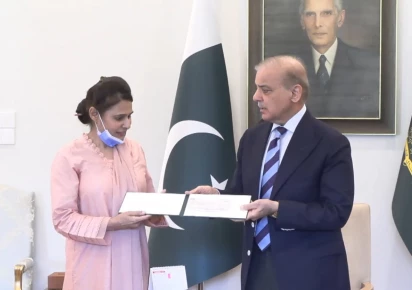 PM Shehbaz Sharif Rewards Nurse Who Saved Newborn During PIMS Fire Nurse Razia Noreen honoured by Prime Minister Shehbaz Sharif for rescuing a newborn during the PIMS fire