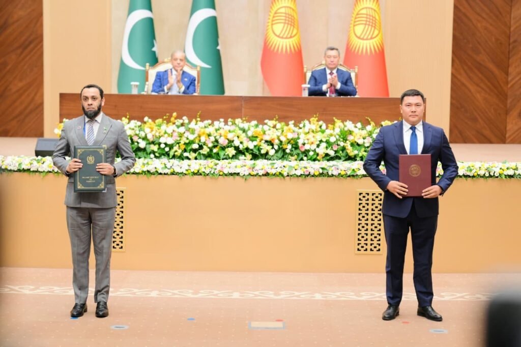 Shehbaz Sharif and Sadyr Zhaparov at the signing ceremony in Bishkek