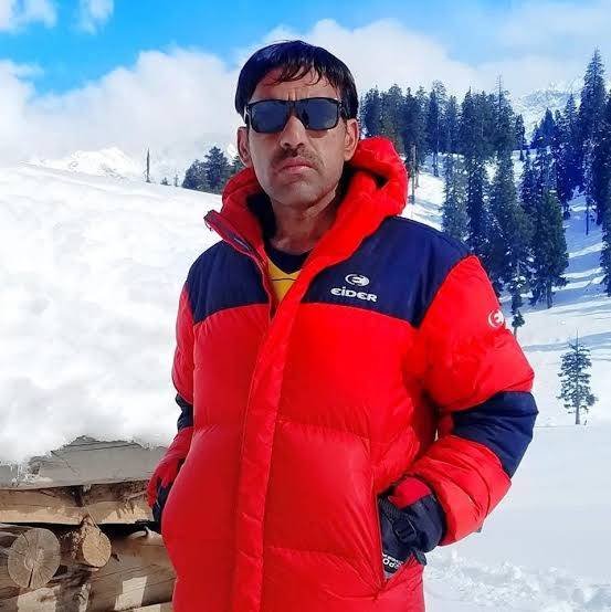 Rescuers recover the body of Swat mountaineer Mian Syed Ali Shah from Falak Sar glacier.