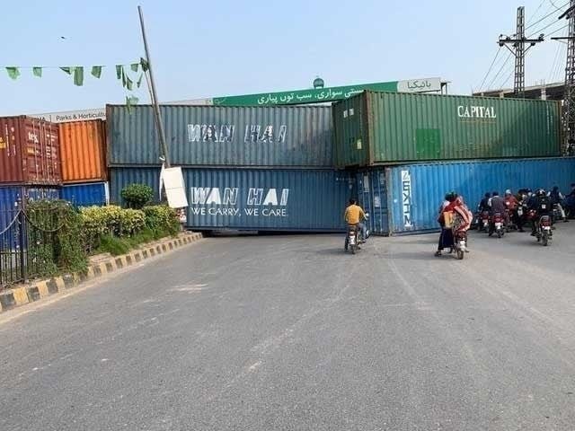 Taxila Routes Closed as Containers Block Key Roads to Rawalpindi and Islamabad Heavy containers blocking a major road near Taxila amid heightened security arrangements and traffic restrictions.