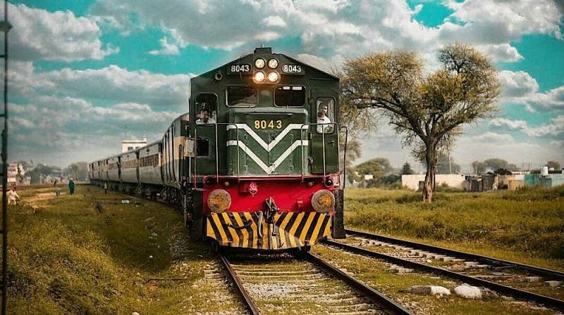 Pakistan Railways Declares Emergency, Cancels Field Officers’ Leave Until December 31 Pakistan Railways officials inspect railway manufacturing and maintenance facilities as the department introduces emergency safety measures.