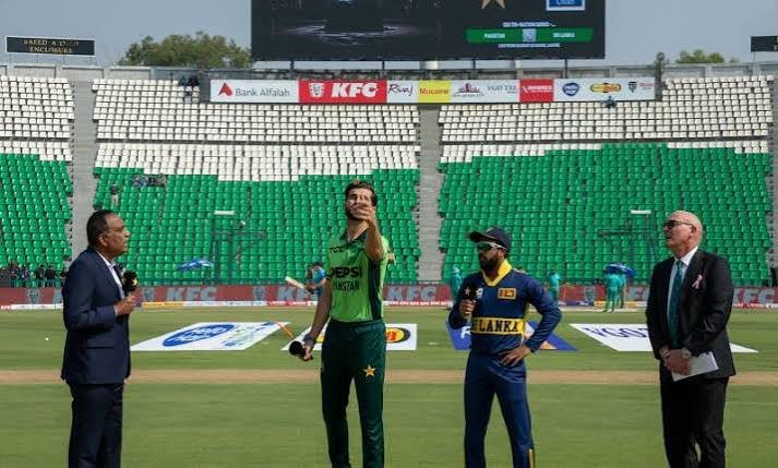 Pakistan vs Sri Lanka: Visitors Elect to Field in Fifth ODI Tri-Series Match Pakistan and Sri Lanka cricket teams prepare for the fifth ODI tri-series match at Gaddafi Stadium in Lahore.