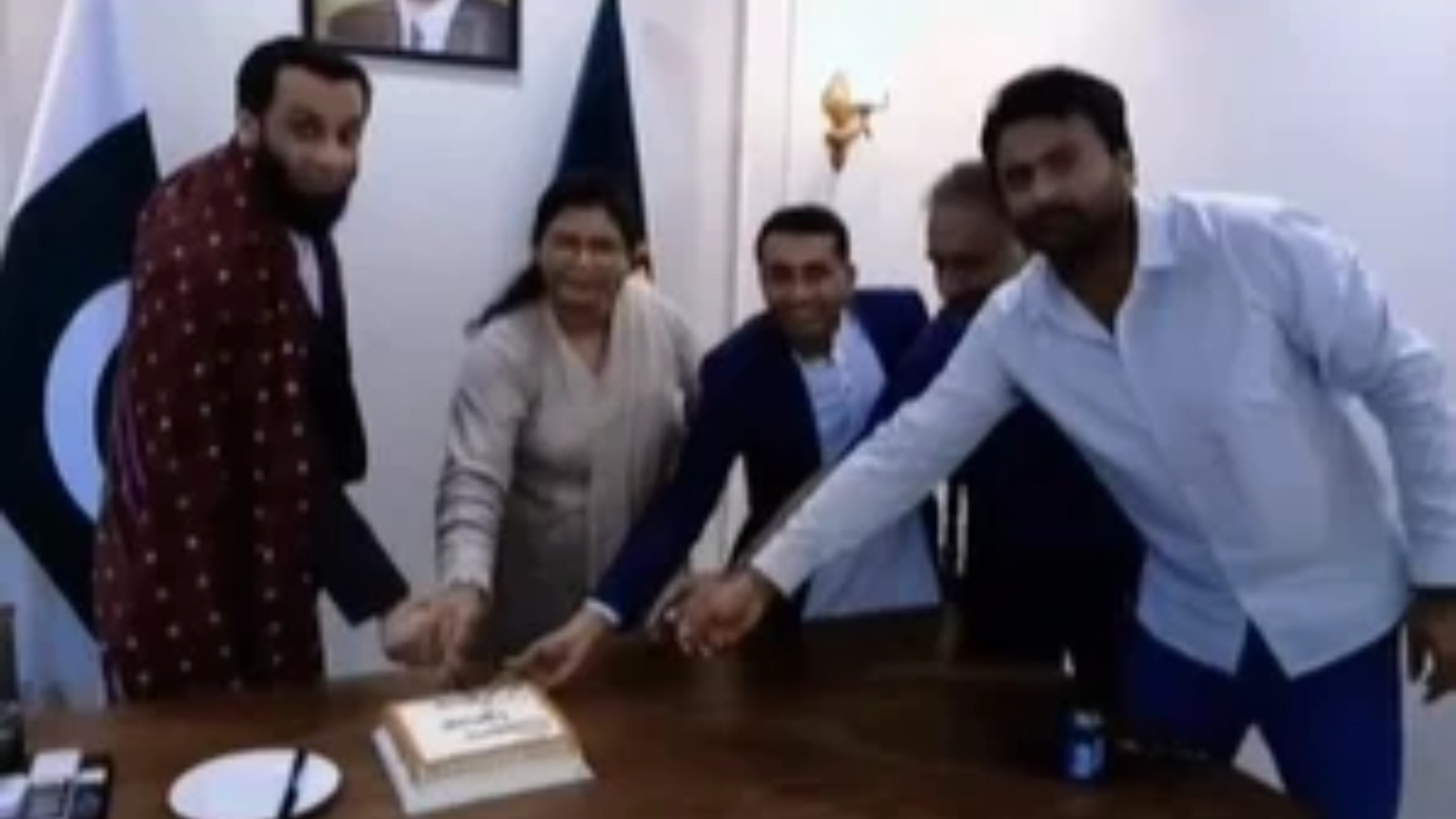 Attaullah Tarar cuts a cake during Sindh TV’s 22nd anniversary ceremony