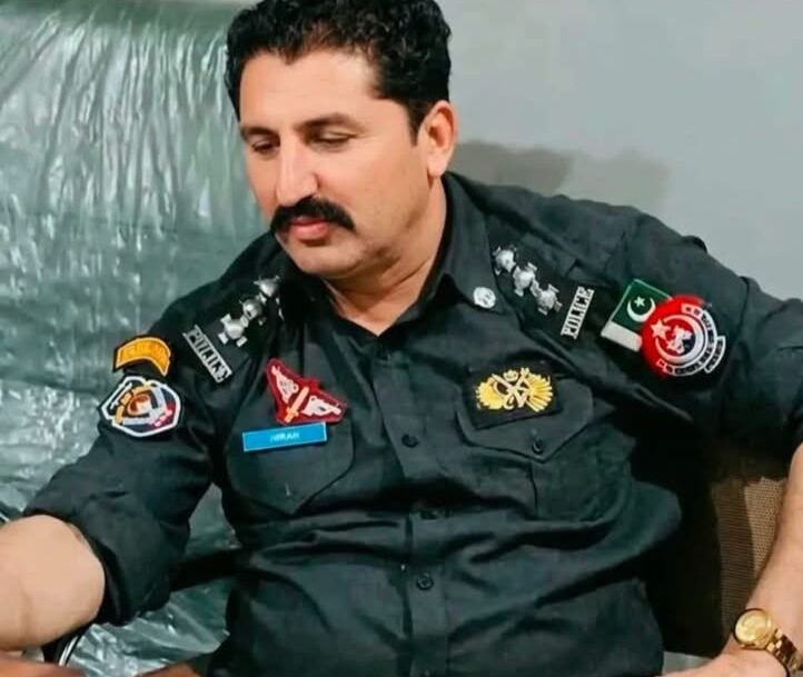 Police and security personnel responding to a reported gunbattle between police and suspected militants in Karak district, Khyber Pakhtunkhwa.
