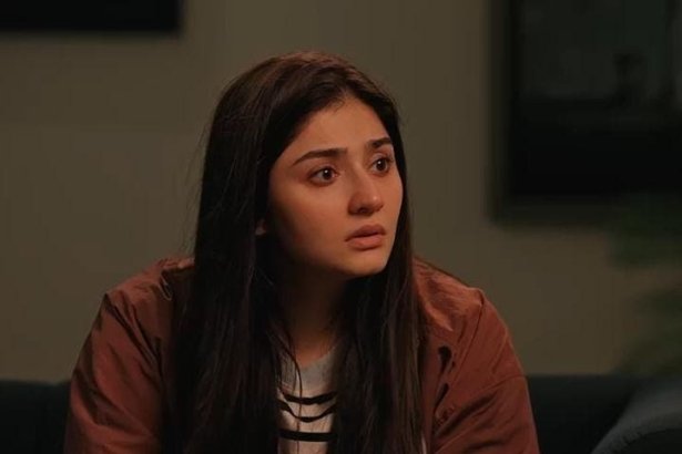 Durefishan Saleem as Zaryab in an emotional scene from Dar-e-Nijaat Episode 19